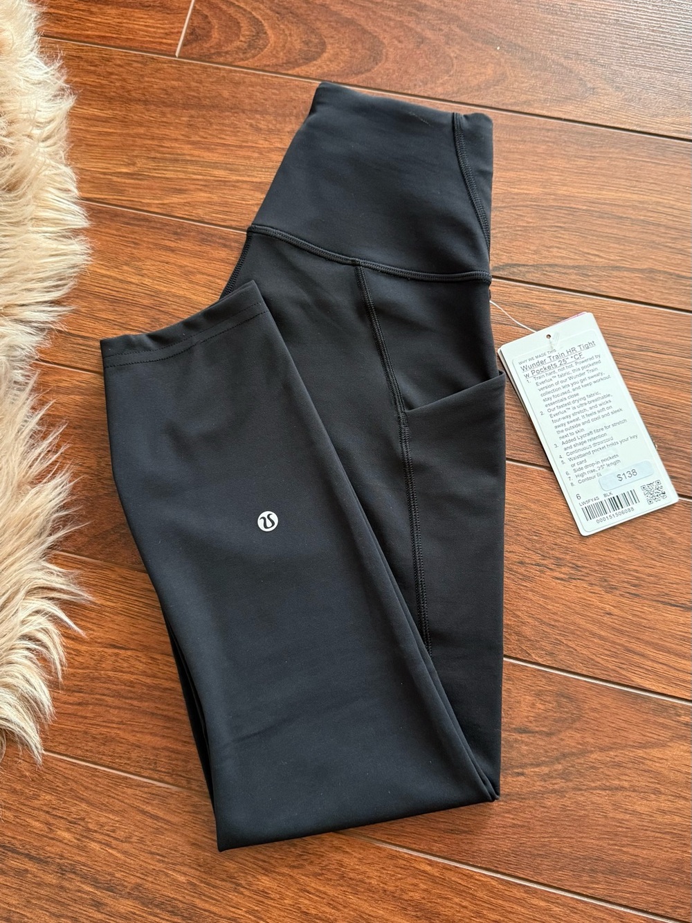 Lululemon Wunder Train HR Tight 25" contour fit with pockets in black
Size 6